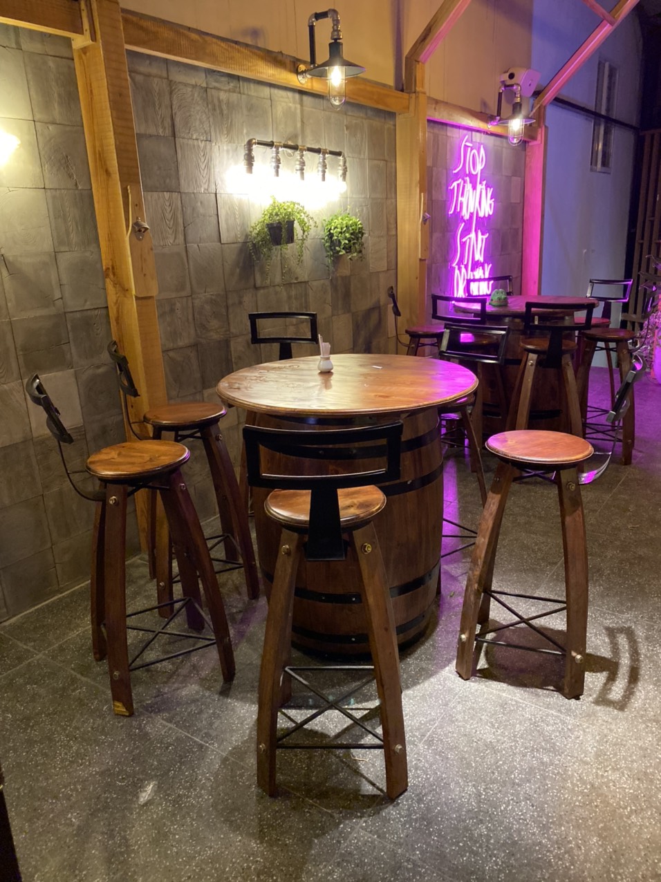 Bộ bàn ghế thùng rượu gỗ sồi trang trí | Thùng gỗ Vip Chí Mạnh