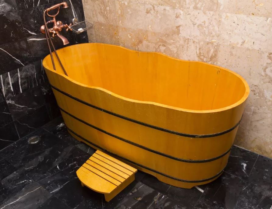 Bồn tắm bằng gỗ thông dành cho gia đình | Trống Chí Mạnh