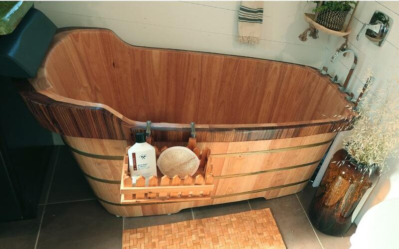 Bồn tắm gỗ bầu dục