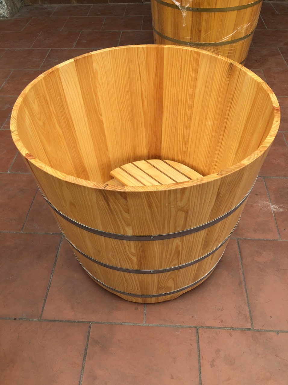 Bồn tắm tròn gỗ Pơmu cao cấp hiện đại | Thùng Gỗ Vip Chí Mạnh