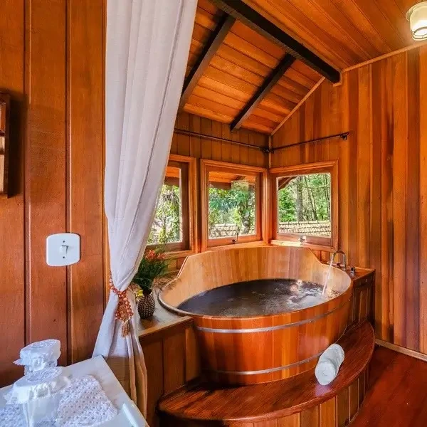 Vì sao nên chọn bồn tắm gỗ thay vì những bồn tắm khác tại resort?